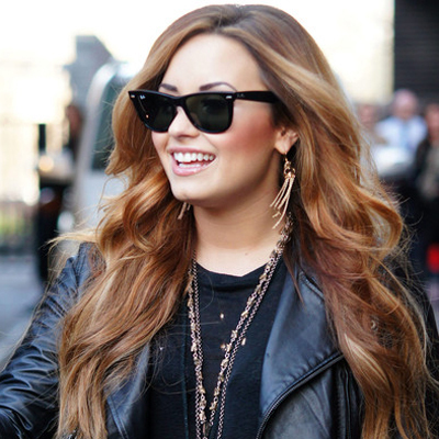 Hi! I'm fan of @SelenaGomez; @ddlovato; @JonasBrothers; @MileyCyrus; @TaylorSwift13 & @twhiddleston and Everyday I love them more! They are the best! ♡