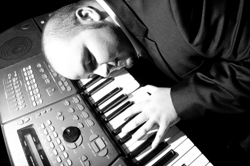 Soy un cantautor canario, pianista, cantante, y lo que haga falta mientras haya ilusión de por medio.