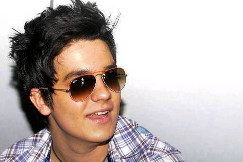 # Se quer viver uma vida feliz, amarre-se a uma meta, não às pessoas nem ou coisas. 
( Albert Einstein )