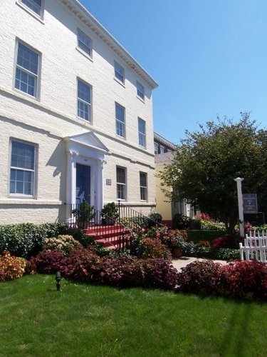 1760 Colonial Inn with 20 gorgeous rooms in the harbourfront area of #Newport | (800) 846 - 0392