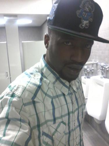 Spark1up2x's profile picture. IM SO FUCKING HIGH I NEED SKYY MILLAGE......