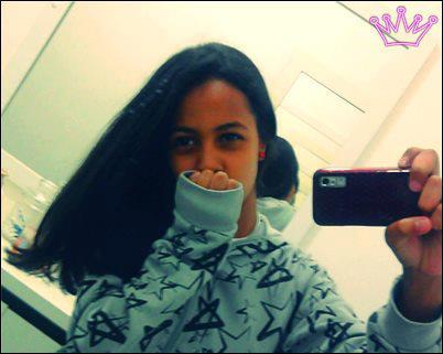 ciumenta , chatinha , possesiva , ingnorante , irônica . sonhadora ... (: