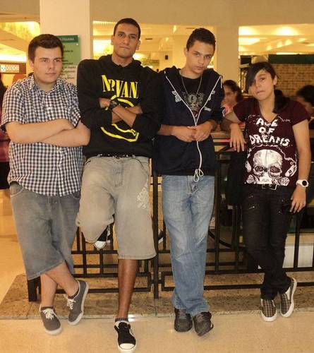 Somos a Banda Puppets!!!
@Pascooon_ - Berros,@Evertony_ - Guitarra,@juliaroddrigues - Guitarra,@Ginsenpai_ - Baixo