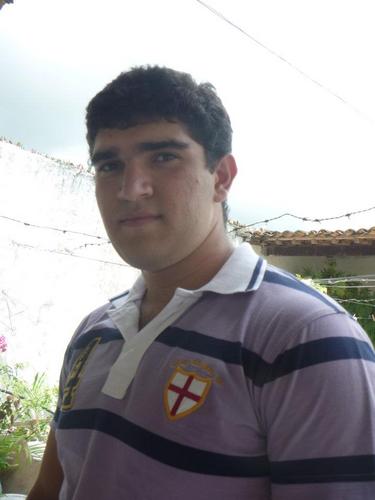 Tenho 18 anos, sou alto, sinpatico, amigueiro, curso direito na UNIT, namoro, gosto de passear, festas, me divertir e aproveitar a vida pensando no amanha.