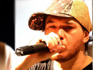 Alexandre Magno Abrão, mais conhecido como Chorão. Vocalista da Banda Charlie Brown Jr. Twitter parody em homenagem a um dos maiores nomes da música Brasileira