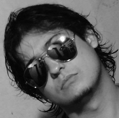 Johnny Hansun é um músico/compositor de Uberlândia, atualmente Vocalista da Banda de Heavy Metal Gloryous, da Youth Gone Wild de rock and roll e Estação 11.