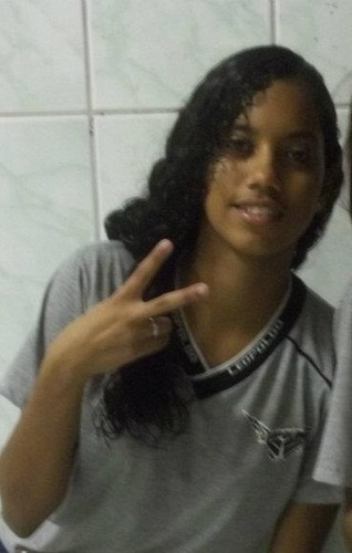 sou sincera,santista , chata , legal ,meio atrapalhda , amoo dar risada e quero ter sua amizade !!
 16.06.1996, amo chocolate, e amo meus amigoss !!!