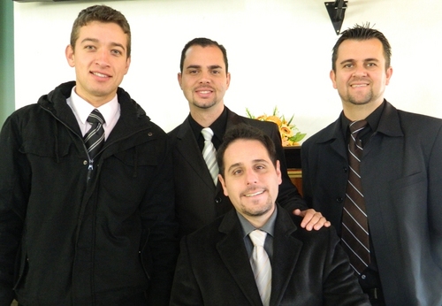 Formado em Setembro de 2004.
Este quarteto vocal foi criado com o objetivo de espalhar a mensagem do evangelho de forma criativa e diferente.
