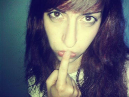 No te tomes demasiado en serio la vida, al fin y al cabo no saldrás vivo de ella. 
El odio nunca es vencido por el odio, sino por el amor.