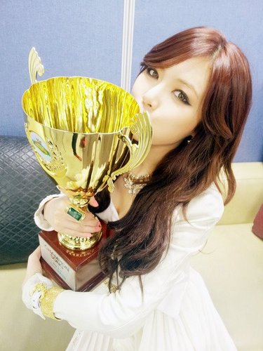 ♥รั่วเอ๋อเด๋อด๋อยรวมๆกันก็เป็นคนที่นิสัยดีมากก บ้าคลั่งบางเวลาซาดิสกับบางคน พูดไม่ค่อยเก่งเเต่รักหมดใจ ฮิ้วว♥ ฟอลมาก็มาคุยฮยอนเฟรนด์ลี่นะฮ้า -//- ชุ๊บบ.