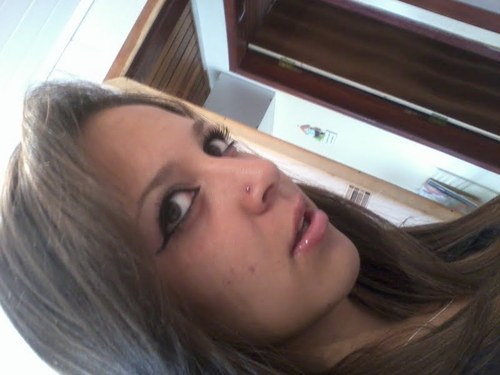 Elα é perfeitα, mαs tem inúmeros defeitos.
Elα fαlα αlto, gritα, dá gαrgαlhαdαs, mas se fαz de tímidα.
Elα é sαntα, mαs sabe provocαr ★
