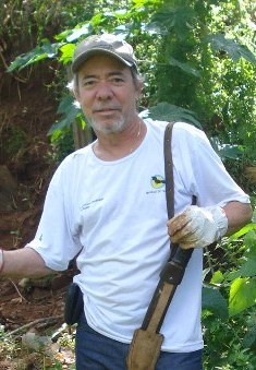 Veterinário sanitarista. Belo Horizonte por nascido, Uberlândia de coração Aprendiz de escritor e poeta. Cozinheiro experimental Criador de sacis e histórias.