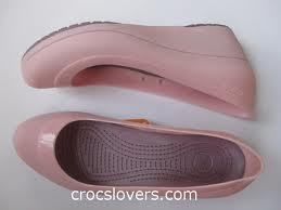 Menjual berbagai macam sandal/sepatu crocs dan fitflop original lengkap dengan harga murah,,berminat hubungi 081310438000.