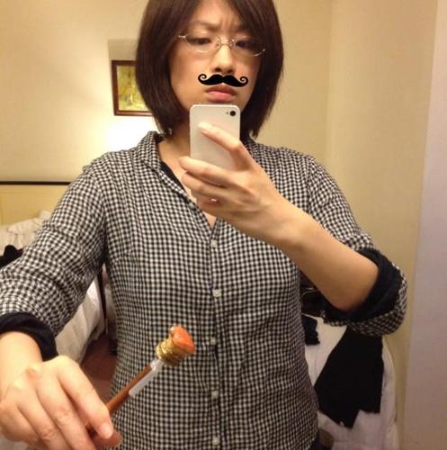 やー