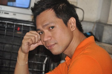 Simple single person who loves to sing, watch movies, tv series, friend, bestfriend, brother, travel, and adventurous. I like blue/red.