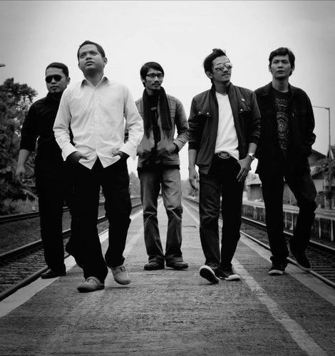 we are @go_ndre (vocal), @lukasdanar (lead), @sayaituheri (low string), Thomas DA (drum)..contact : 081904114125