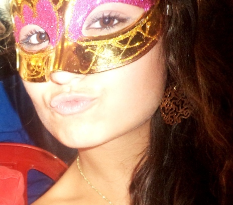 Divertida,deboxada,seria,sorridente,chata,feia,louca :D