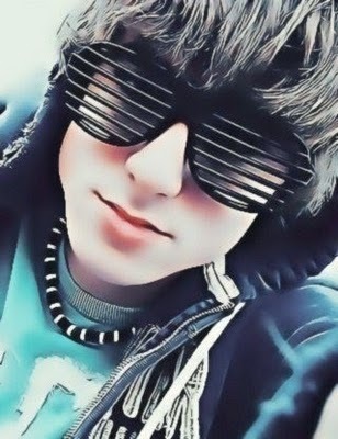 quem se descreve se limita :9