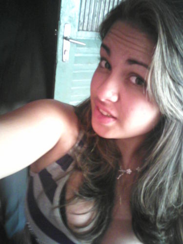 Não Sou O Sonho Dê Qualquer Pessoa E nem A maiz Comportadinhah & a Maiz Santinhah Pois Eu Não Sou Procuro Ser Eu Mesma Num Mundo Cheio D vertudes!