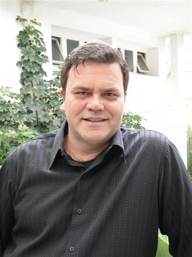 Cantor. Compositor. Tecnólogo em Gestão Pública e Agente de Prevenção em AIDS.