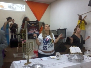 Filha da visão. Serva de Deus. Mae,esposa e pastora. Amo servir a Deus!