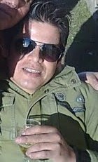 sou uma pessoa como qualquer uma com defeitos e qualidades .jamais julguem .