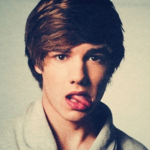 Estou com o liam não tenho tempo de escrever uma bio u.u