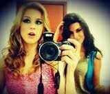 Eu poderia morrer de amor,,mas preferi viver pra te amar! =3 Melanie Fronckowiak & Sophia Abrahao...You are my life :)