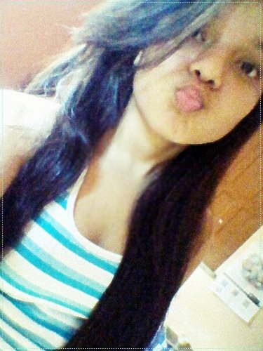 Sou tímida. Tem dias que meu cabelo me irrita. Não tenho paciência. Não sou a garota mais bonita. Sou ciumenta. Amo dormir. Sorrisos me atraem (: segue ?