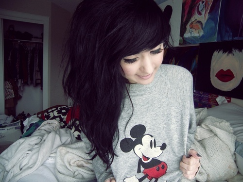Apenas uma garotinha , vivendo no seu mundo sobrenatural .. *-*  Segue ? sigo de volta .  orkut: http://t.co/AGr3Uj2ZFi ..