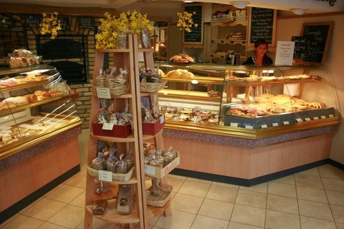 Family Bakery. Traditional & Artizan Breads Cakes Savouries Celebration Cakes & Buffets  Haverfordwest 01437762981 Milford 01646695183
welshbakery@hotmail.com