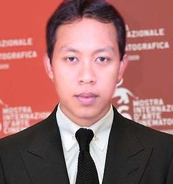 Aku seorang yang suka bersosialisasi dengan siapapun tanpa beda agama