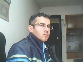 Gariban adam çalışır.