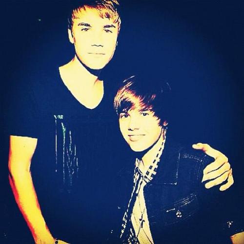 I'm a french friend of justin bieber .. So follow me for contact him . Follow moi si tu veux lui parler :) Source n°1 sur Justin Bieber
