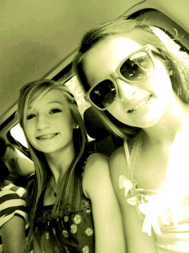 Heey im kalen I live playimg soccer hangimg w.friends and chillen w. My boyfriend :)