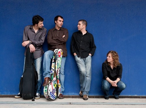 BARCELONA BLUEGRASS BAND 
Miguel Talavera(guitarra), Lluis Gómez(banjo), Joan Pau Cumellas(armonica), Marivel Rivero(bajo), Oriol Saña(violin)& Robbie K. Jones