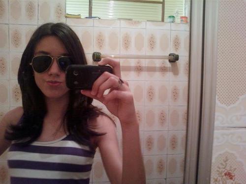 Então sei que eu se eu for falar de mim mesma mesma vou começar a me bajular,então ai vai sou viciada em chocolate odeio meu cabelo e sou Belieber Forever !