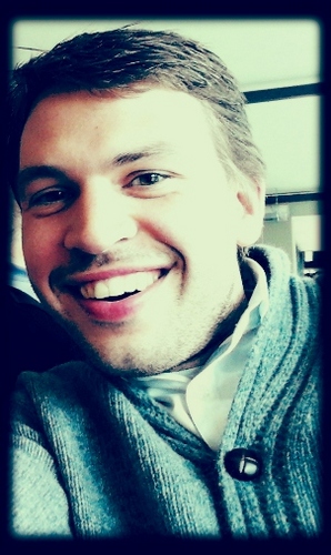 Loving on- and offline, that is why you can find me most of my time at @esign or on a golf course.