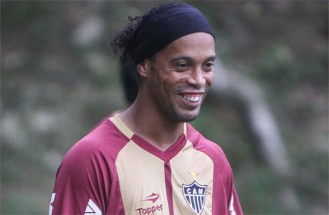 Já joguei muita bola, mas hoje só quero mesmo beber, mulher e ganhar dinheiro. FAKE!