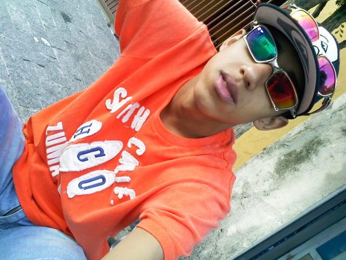 nome: RafaeL,  Idade: 16 anos ,Solteiro , Sou Fofo *-* , sou Rico , tenho uma r1 e um i30 & Sou um beLo mentiroso *-* Que mais oQQue ?  ....... Segue ?
