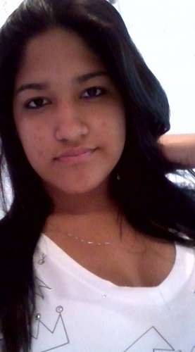Ela é diferente , Ela é Engraçada , não é nem um pouco inteligente , tambem é bem humorada .. OIFJIDSOJ \Z
 ♫