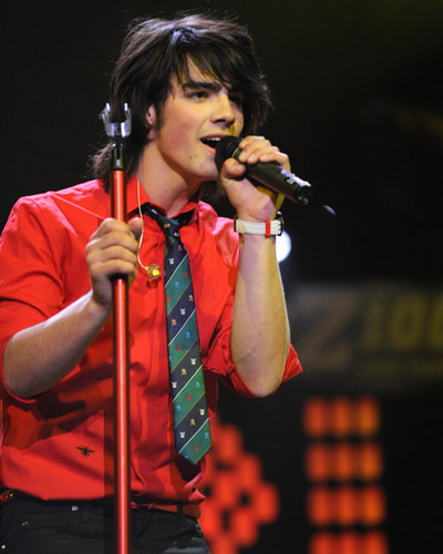 Uma Jonastic loucamente apaixonada pelo Joe Jonas :3 A Little Bit Longer ♥