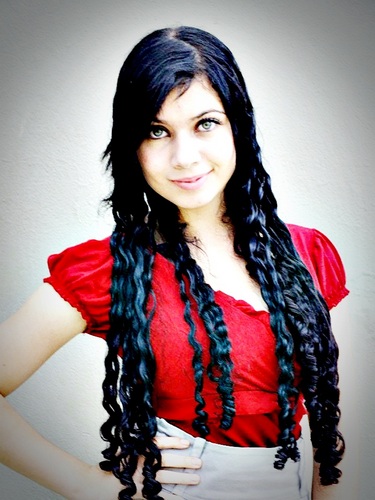 Bom Sou a Bruna,tenho15 anos sou muito Alegre, e sempre estou de bom Humor ..amo demais cantar,Principalmente ás músicas da Daniela Araújo. rs..