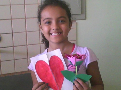 aiai.essa foto é do dia das maes na minha escola fis uma flor com um bombom dentro e um coração q abre uma besteira o bombom da flor caiu e qbrou