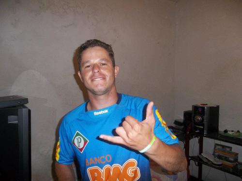 Sou gentil,Brincalhão,Divertido,Bonito...
Tenho um sorriso encantador...