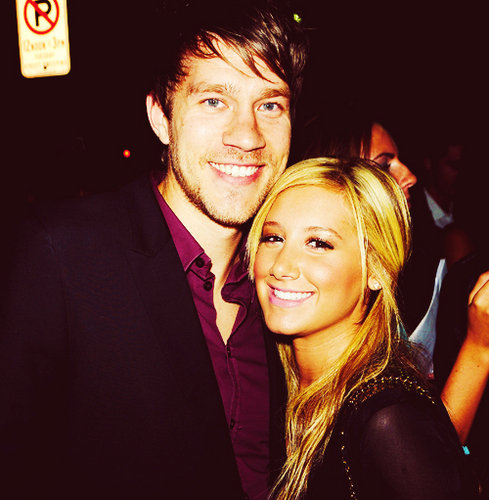 FauxAshleyT's profile picture. take my hand and we'll make it i swear.