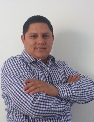 Pumista amorado de la vida y cinefilo de corazon, periodista y analista politico.  Soy de los que queremos un mejor pais