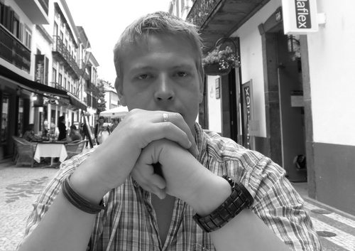 Bachelore degree in Fine Arts + Examen philosophicum. Love; my wife, Weightlifting, Yoga, Qigong, meditation & art. Tweets in English and Norwegian