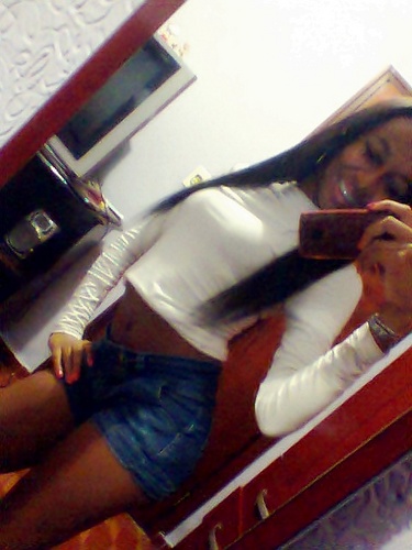 Ela é daquele tipo provocante, faaz carinha de anjinho só pra conseguir ♪♫ ' (6 ;*