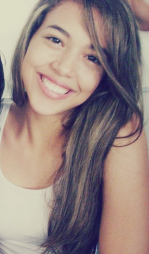 Gabriela, 15 anos, boba, chata, amiga. segue? .